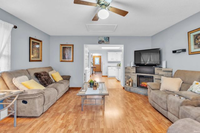 1406 Fairview Run, Kendallville, IN 46755