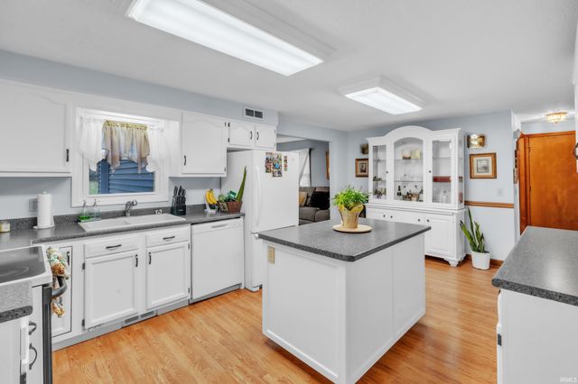 1406 Fairview Run, Kendallville, IN 46755