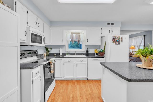 1406 Fairview Run, Kendallville, IN 46755