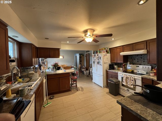 933 Se 174TH Ave, Portland, OR 97233