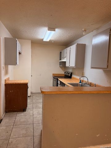 7226 LANSBURY DR, San Antonio, TX 78250