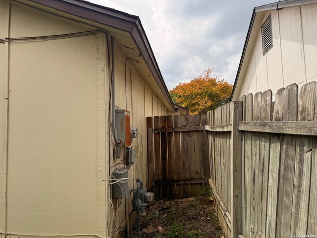 7226 LANSBURY DR, San Antonio, TX 78250