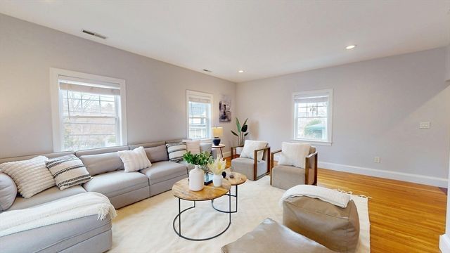 50 Oakland St 2, Medford, MA 02155