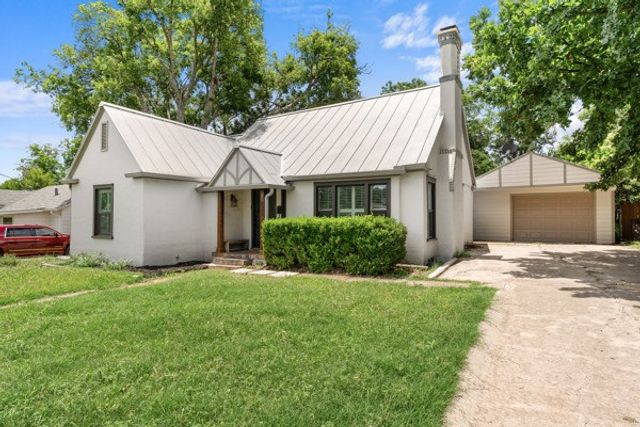925 Prescott St, Kerrville, TX 78028