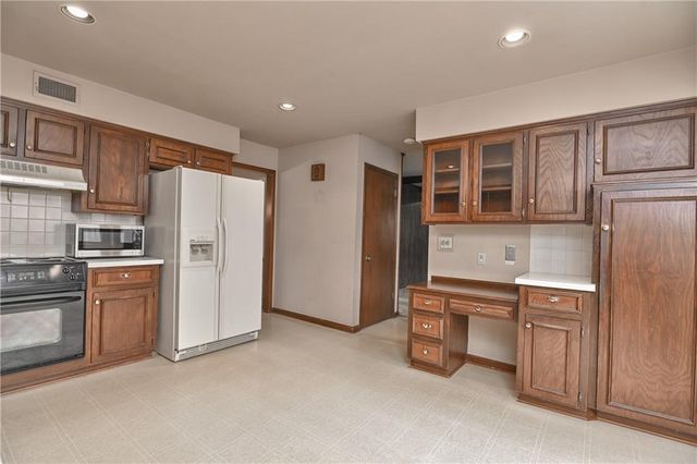 10915 W 100th Terrace, Overland Park, KS 66214