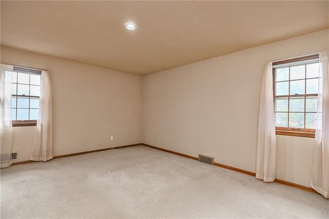 10915 W 100th Terrace, Overland Park, KS 66214