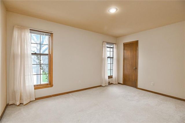10915 W 100th Terrace, Overland Park, KS 66214