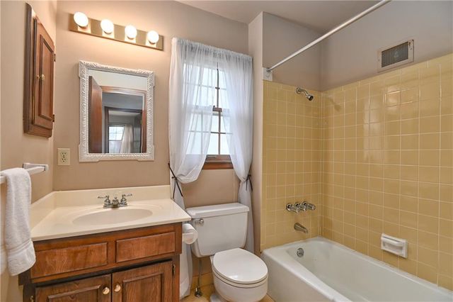 10915 W 100th Terrace, Overland Park, KS 66214