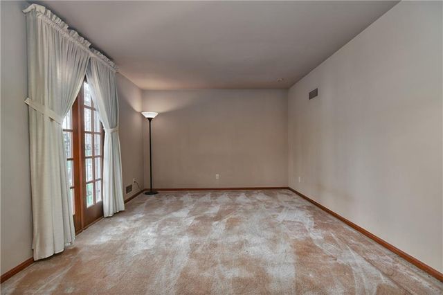 10915 W 100th Terrace, Overland Park, KS 66214