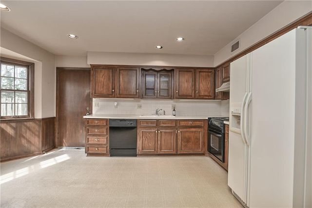 10915 W 100th Terrace, Overland Park, KS 66214