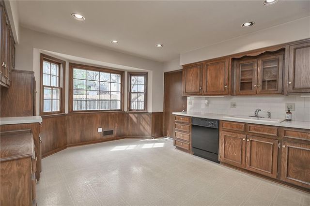 10915 W 100th Terrace, Overland Park, KS 66214