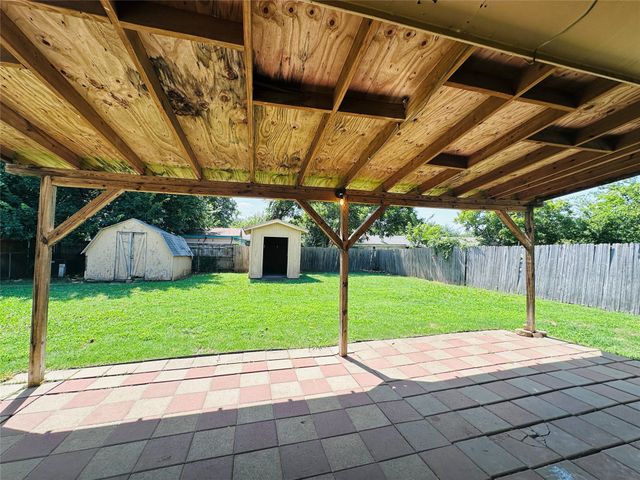 121 N Heights Drive, Crowley, TX 76036