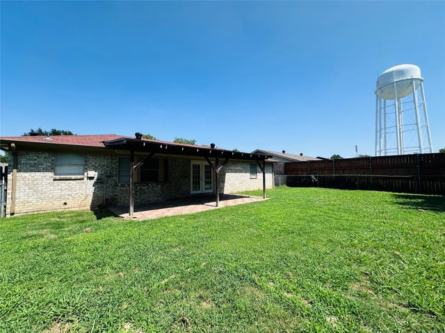 121 N Heights Drive, Crowley, TX 76036