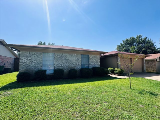 121 N Heights Drive, Crowley, TX 76036