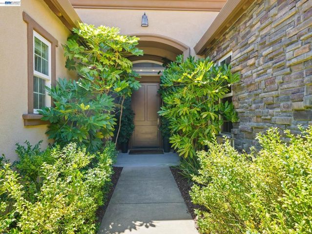65 Stonebrae Rd, Hayward, CA 94542