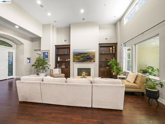 65 Stonebrae Rd, Hayward, CA 94542