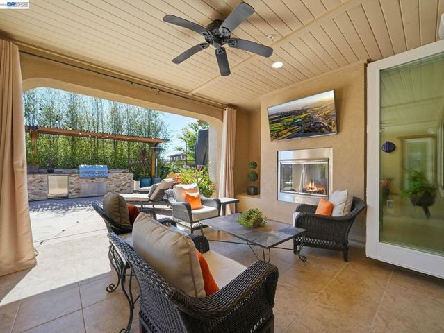 65 Stonebrae Rd, Hayward, CA 94542