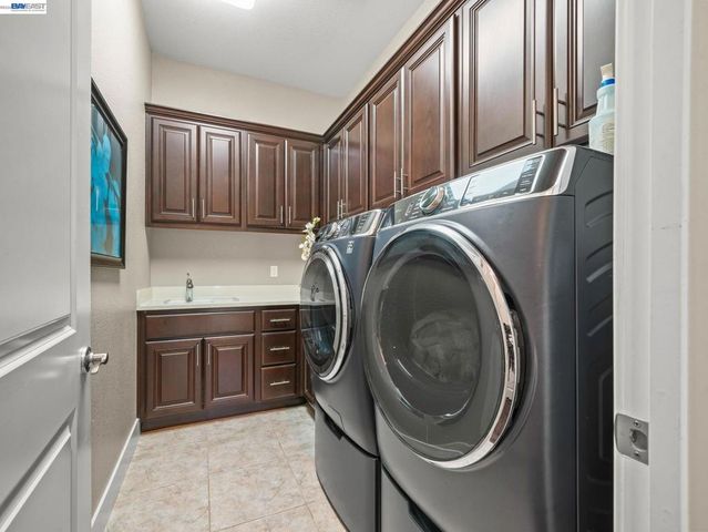 65 Stonebrae Rd, Hayward, CA 94542