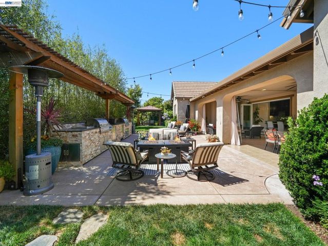 65 Stonebrae Rd, Hayward, CA 94542