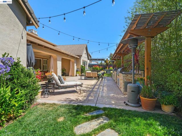 65 Stonebrae Rd, Hayward, CA 94542