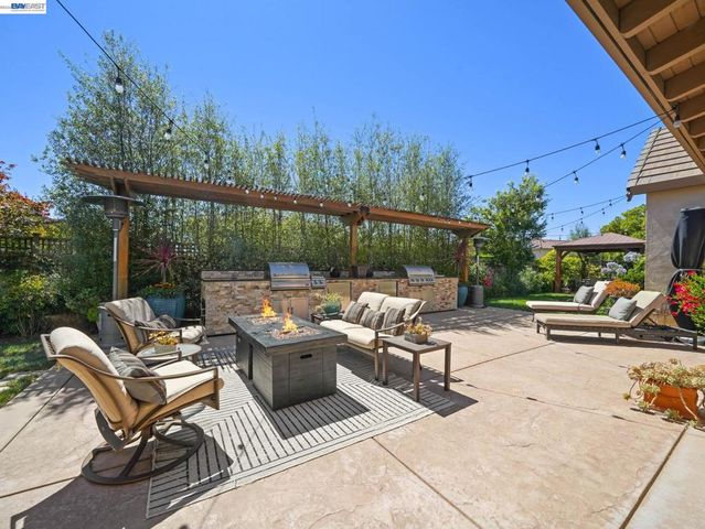 65 Stonebrae Rd, Hayward, CA 94542