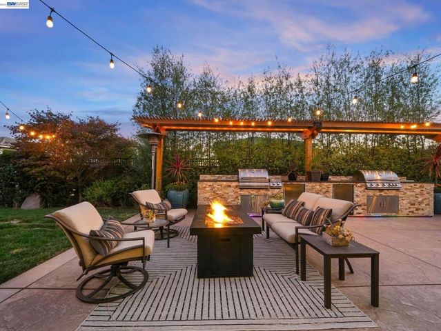 65 Stonebrae Rd, Hayward, CA 94542
