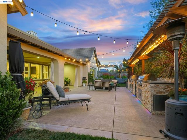 65 Stonebrae Rd, Hayward, CA 94542
