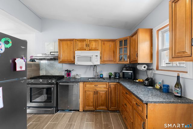 15 California Street, West Haven, CT 06516