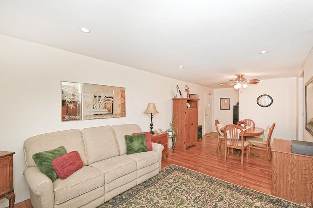 10 Ivy Street 10A, Farmingdale, NY 11735