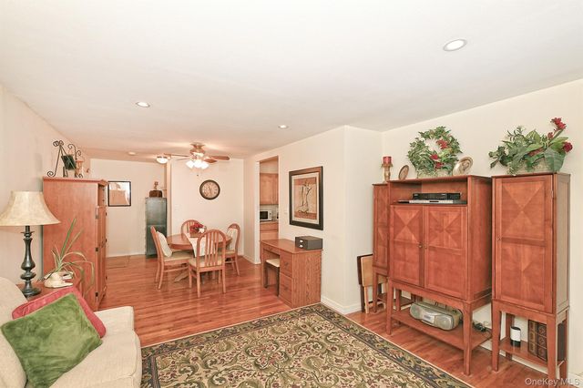 10 Ivy Street 10A, Farmingdale, NY 11735