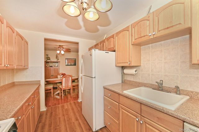 10 Ivy Street 10A, Farmingdale, NY 11735