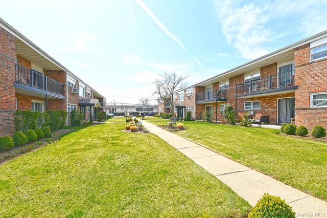 10 Ivy Street 10A, Farmingdale, NY 11735