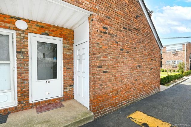 10 Ivy Street 10A, Farmingdale, NY 11735