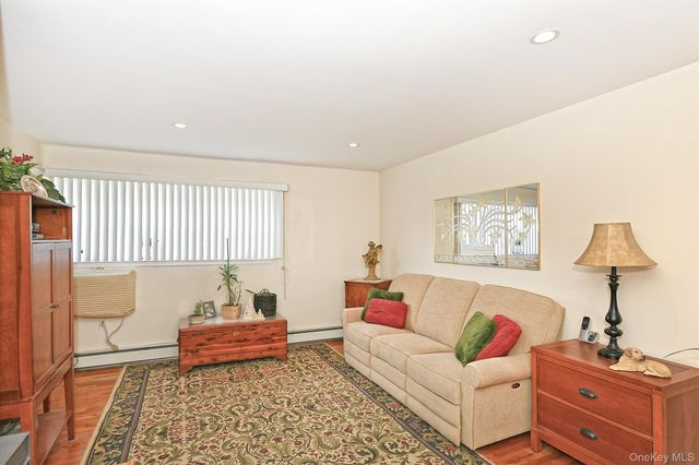 10 Ivy Street 10A, Farmingdale, NY 11735