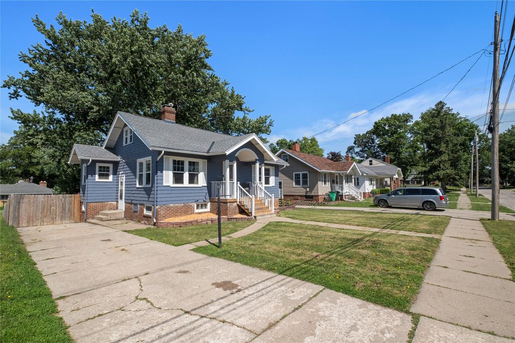 719 W 7th Street S, Newton, IA 50208