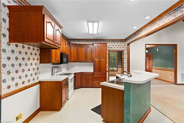 212 Knollcrest Drive, Pinnacle, NC 27043