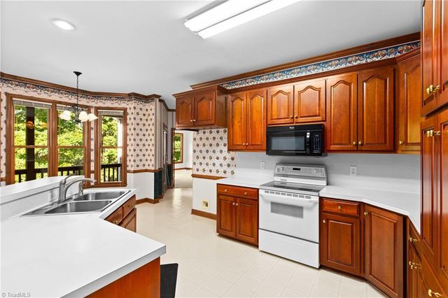 212 Knollcrest Drive, Pinnacle, NC 27043