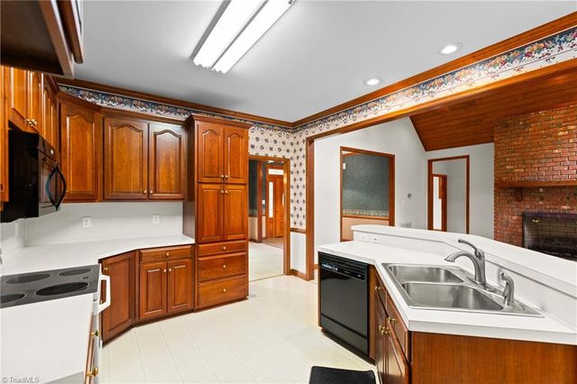 212 Knollcrest Drive, Pinnacle, NC 27043