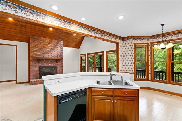 212 Knollcrest Drive, Pinnacle, NC 27043