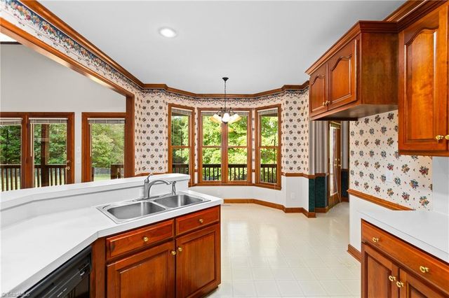 212 Knollcrest Drive, Pinnacle, NC 27043