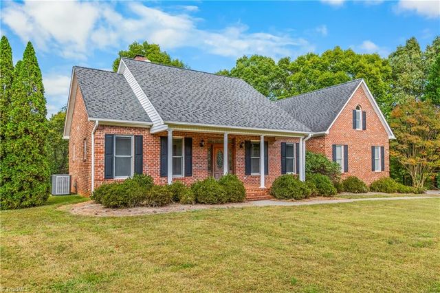 212 Knollcrest Drive, Pinnacle, NC 27043