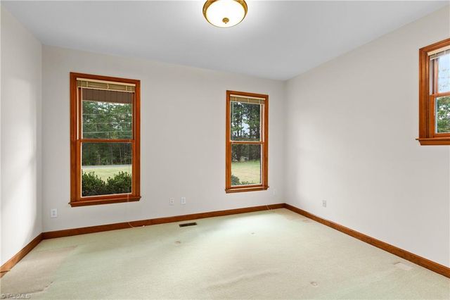 212 Knollcrest Drive, Pinnacle, NC 27043