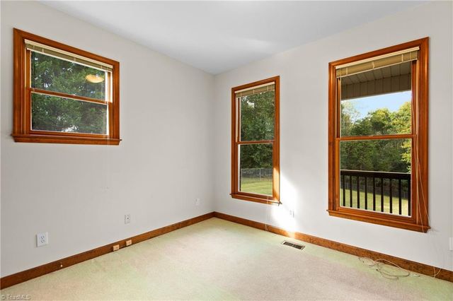 212 Knollcrest Drive, Pinnacle, NC 27043