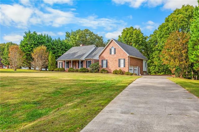 212 Knollcrest Drive, Pinnacle, NC 27043