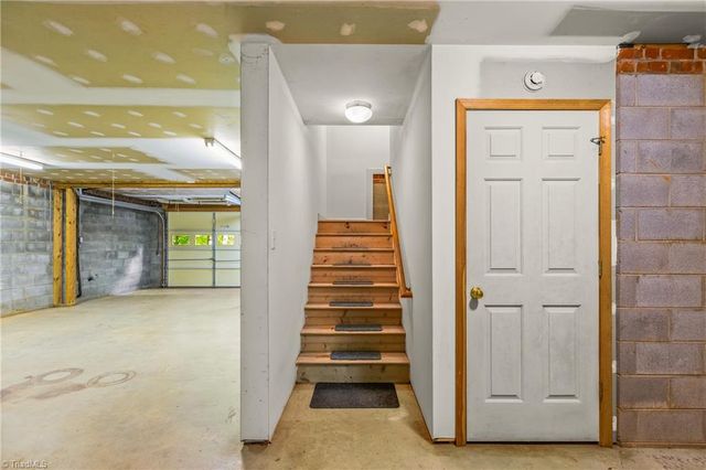 212 Knollcrest Drive, Pinnacle, NC 27043