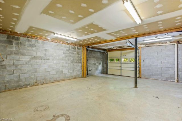 212 Knollcrest Drive, Pinnacle, NC 27043