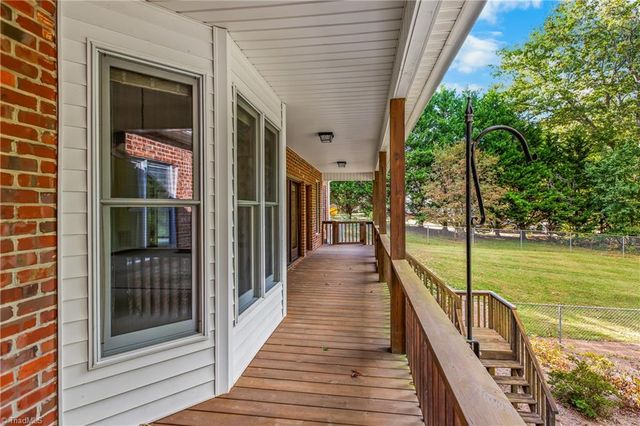 212 Knollcrest Drive, Pinnacle, NC 27043