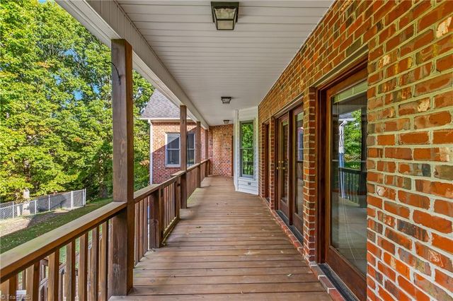 212 Knollcrest Drive, Pinnacle, NC 27043