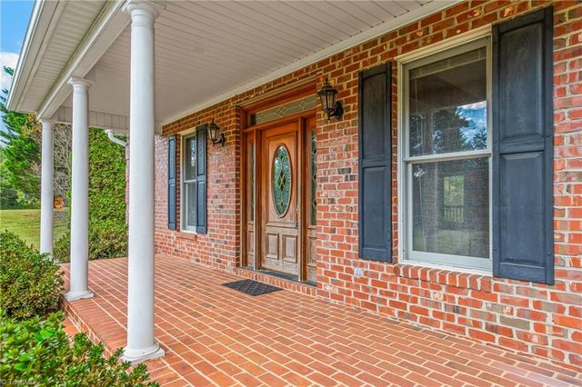 212 Knollcrest Drive, Pinnacle, NC 27043