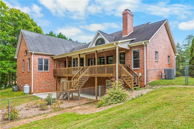 212 Knollcrest Drive, Pinnacle, NC 27043